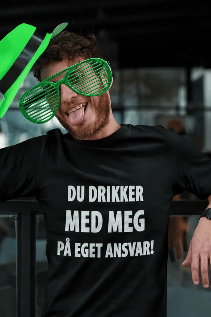 Morsom t-skjorte På eget ansvar – DU DRIKKER MED