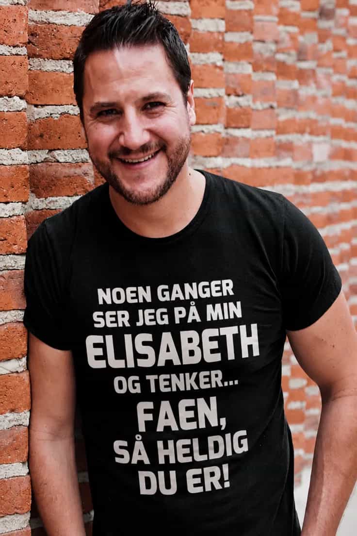 Morsom t-skjorte så heldig med navn – NOEN GANGER