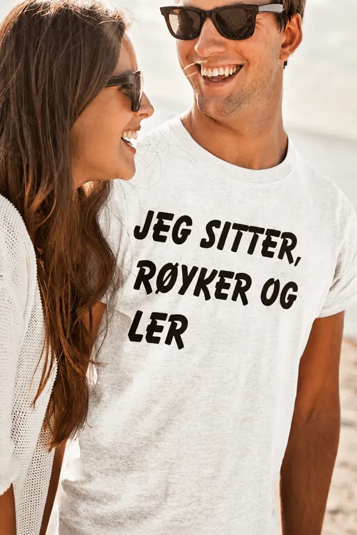 Morsom t-skjorte Sitter røyker og ler