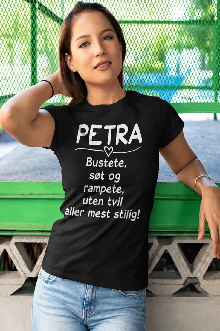 Morsom t-skjorte Stilig og rampete med navn PETRA