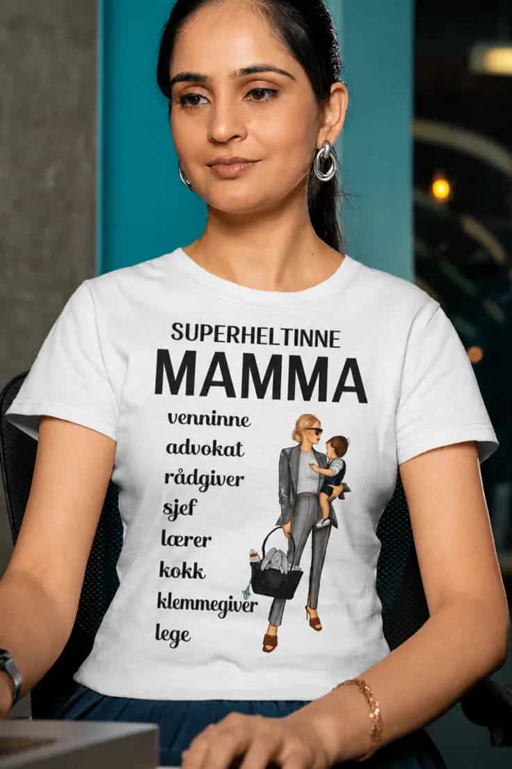Morsom t-skjorte Superheltinne mamma – SUPERHELTINN