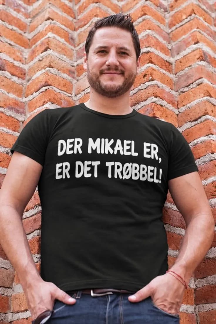 Morsom t-skjorte Trøbbel med navn – DER MIKAEL ER,