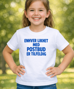 Morsom barneskjorte: ENHVER LIKHET MED POSTBUD ER TILFELDIG