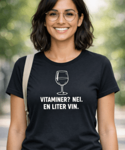 Morsom t-skjorte: Vitaminer? Nei. En liter vin.