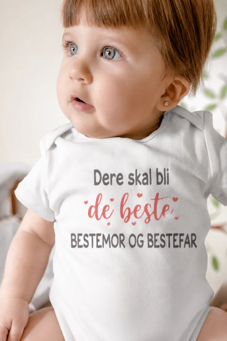 Baby-body beste besteforeldre med teksten Dere skal bli de beste BESTEMOR OG BESTEFAR