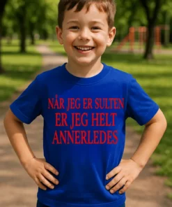 Barne t-skjorte Sulten og annerledes med teksten NÅR JEG ER SULTEN ER JEG HELT ANNERLEDES