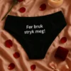 Dameundertøy Stryk meg før bruk t-skjorte med teksten Før bruk stryk meg!