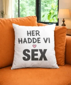Dekorativ pute Her hadde vi sex med teksten HER HADDE VI SEX