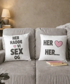 Dekorativ pute Her hadde vi sex med humoristisk design og teksten HER HADDE VI SEX OG HER....