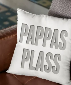 Dekorativ pute Pappas plass med teksten PAPPAS PLASS