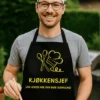 Forkle kjøkkensjef med morsomt design og teksten KJØKKENSJEF (JEG KOKER MER ENN BARE SURMULING)
