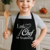Forkle liten kokk med teksten Little Chef in training på morsomt kjøkkenforkle for barn