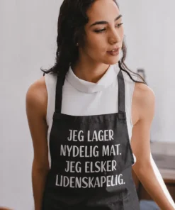 Forkle Nydelig mat lidenskapelig kjærlighet med humoristisk design og teksten JEG LAGER NYDELIG MAT. JEG ELSKER LIDENSKAPELIG..