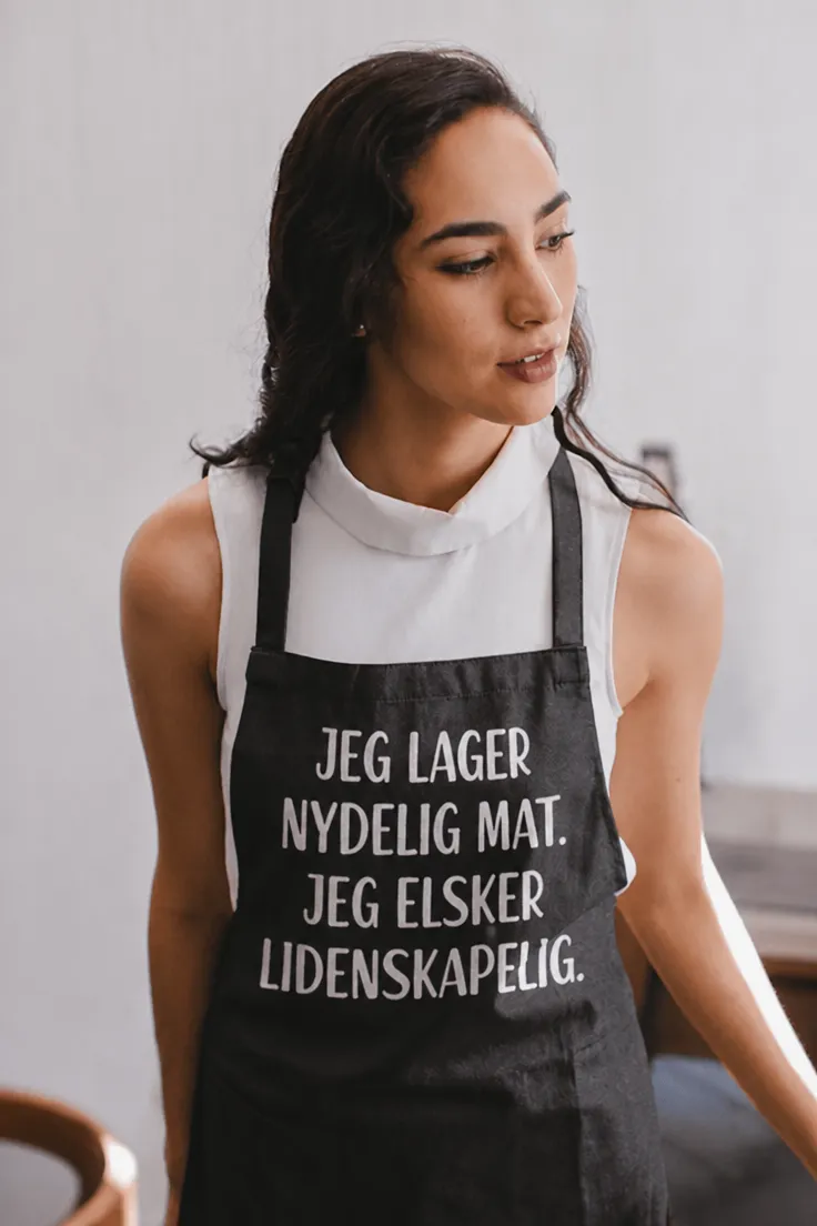Forkle Nydelig mat lidenskapelig kjærlighet med humoristisk design og teksten JEG LAGER NYDELIG MAT. JEG ELSKER LIDENSKAPELIG..