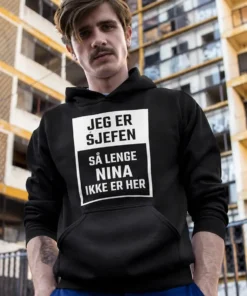 Genser Jeg er sjefen med navn med morsomt design og teksten JEG ER SJEFEN SÅ LENGE NINA IKKE ER HER