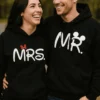 Genser Mr og Mrs parsett med trykket MRS. MŔ. på matchende gensere