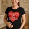 Gravid t-skjorte Baby on board hjerte med teksten BABY on BOARD
