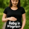 Gravid t-skjorte Baby på vei med trykket Baby in progress..