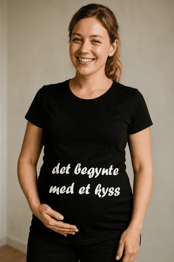 Gravid t-skjorte med teksten det begynte med et kyss