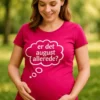 Gravid t-skjorte med teksten er det august allerede? som morsom gave