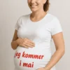 Gravid t-skjorte Jeg kommer i mai som gave til babyshower eller bursdag