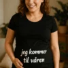 Gravid t-skjorte med teksten jeg kommer til våren som morsom gave til kommende foreldre