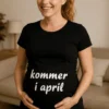 Gravid t-skjorte Kommer i april som gave til babyshower eller bursdag