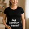 Gravid t-skjorte Kommer i august som gave til babyshower eller bursdag