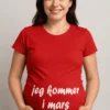 Gravid t-skjorte Kommer i mars som gave til babyshower eller bursdag
