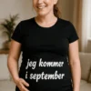 Gravid t-skjorte Kommer i september som morsom gave til babyshower eller bursdag