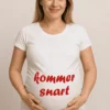 Gravid t-skjorte med teksten kommer snart som morsom gave til gravid
