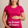 Gravid t-skjorte Kommer til høsten med morsomt graviditetsmotiv og teksten jeg kommer til høsten