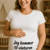 Gravid t-skjorte Kommer til vinteren med teksten Jeg kommer til vinteren