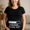 Gravid t-skjorte med teksten LOADING... PLEASE WAIT. som morsom gave til gravid