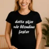 Gravid t-skjorte Når blondina fester med teksten dette skjer når blondina fester