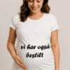 Gravid t-skjorte med teksten vi har også bestilt som morsom gave til vordende foreldre