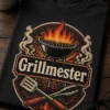 Vintage BBQ T-skjorte med Grillmester-tekst, flammer, grill og kryssede redskaper i rødt, oransje og krem