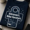 T-skjorte med do-not-disturb-henger, måne og stjerner, og teksten Introvert. Ikke forstyrr. i navy og hvitt.