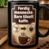 Kaffekopp med retro-inspirert print og teksten «Ferdig menneske. Bare tilsett kaffe.» i brun og kremfarger.