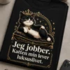 Sarcastic luxury T-shirt med smug katt i krone på pute og teksten Jeg jobber. Katten min lever luksuslivet.