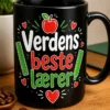 Lærerkrus med teksten Verdens beste lærer, rødt eple, linjal og hjerter i en glad, skoleinspirert stil.