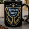 Mug med mock-award i navy og gull, sløyfeikon og stjerne med teksten Verdens beste sjef