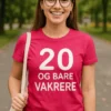 Morsom t-skjorte 20 og bare vakrere med teksten 20 OG BARE VAKRERE.
