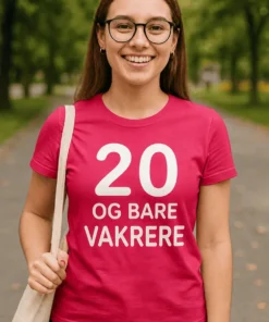 Morsom t-skjorte 20 og bare vakrere med teksten 20 OG BARE VAKRERE.