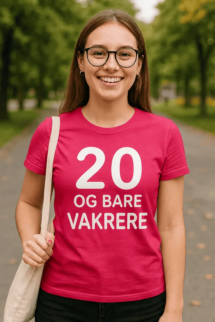 Morsom t-skjorte 20 og bare vakrere med teksten 20 OG BARE VAKRERE.