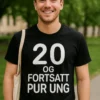 Morsom t-skjorte 20 og fortsatt ung med teksten 20 OG FORTSATT PUR UNG