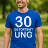 Morsom t-skjorte 30 og fortsatt ung med teksten 30 OG FORTSATT UNG.