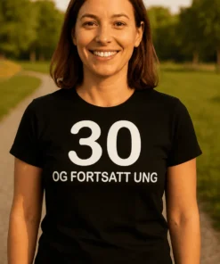 Morsom t-skjorte 30 og fortsatt ung med teksten 30 OG FORTSATT UNG