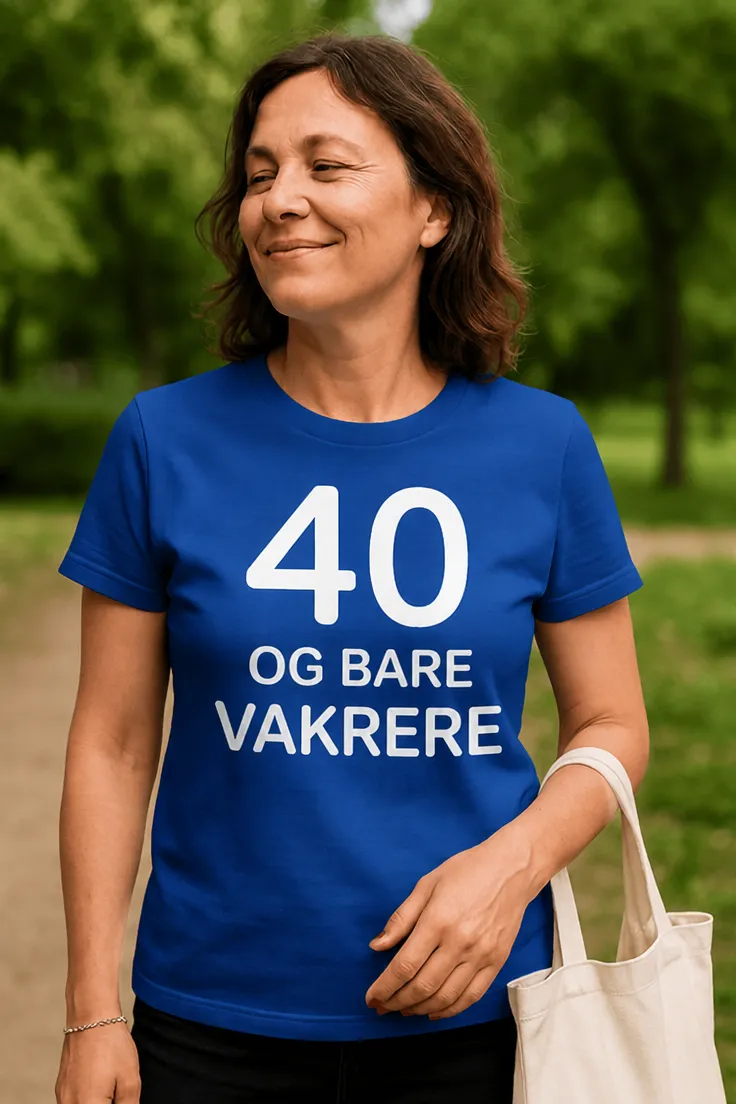 Morsom t-skjorte 40 og bare vakrere med teksten 40 OG BARE VAKRERE.