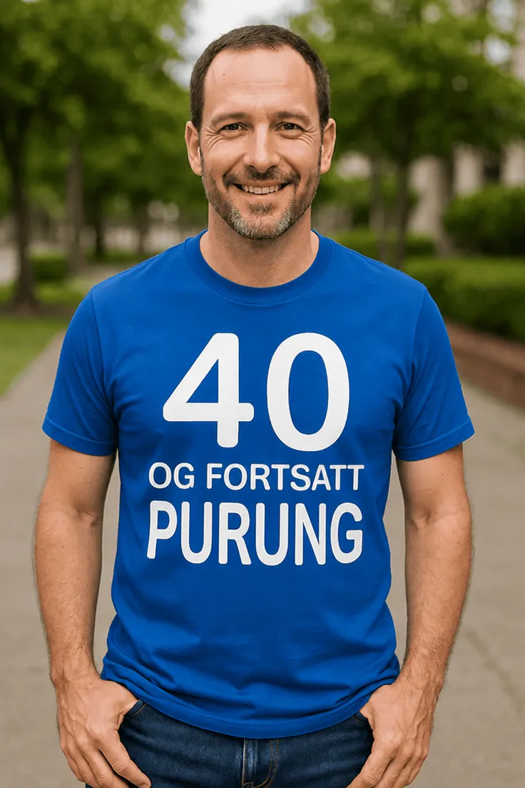 Morsom t-skjorte 40 og fortsatt purung med teksten 40 OG FORTSATT PURUNG.